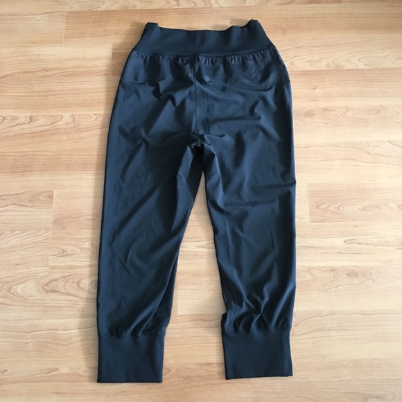 Lululemon Cropped Baggy harem pants 6 - Picture 6 of 6